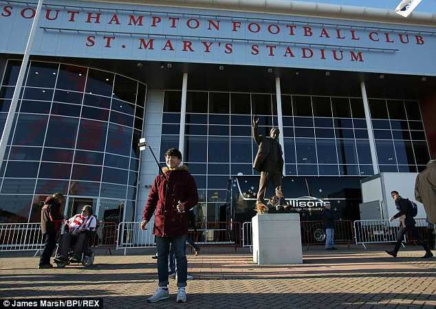 CĐV sử dụng 'gậy tự sướng' bên ngoài sân bóng của Southampton