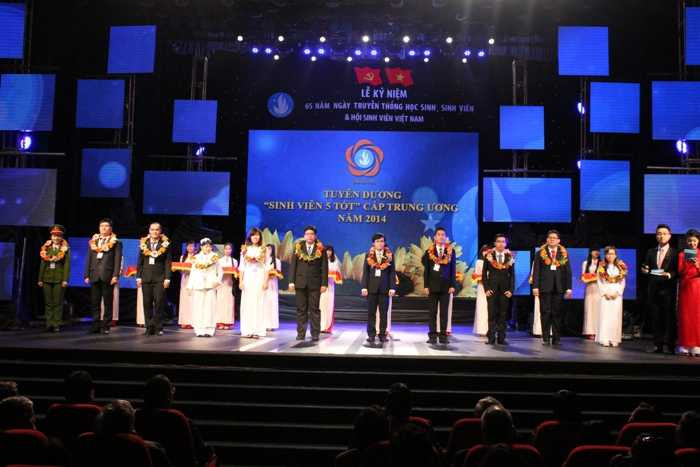 Hà Anh Tuấn, Đoan Trang cùng sinh viên Thủ đô đốt cháy đêm nhạc