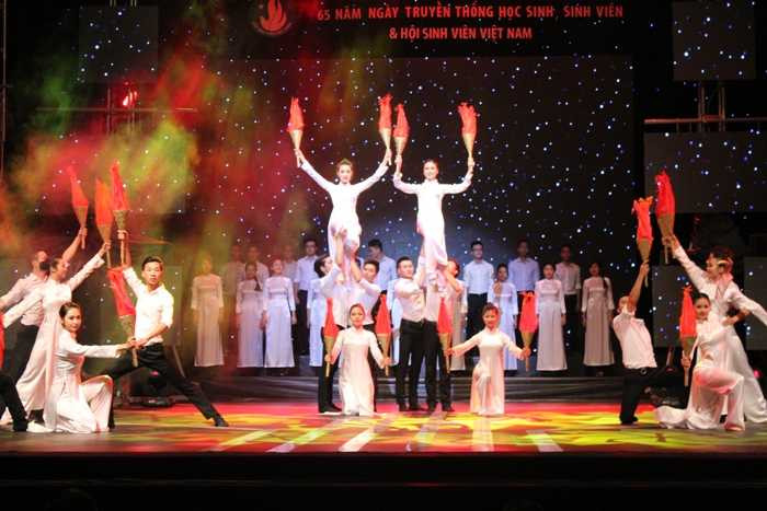 Hà Anh Tuấn, Đoan Trang cùng sinh viên Thủ đô đốt cháy đêm nhạc