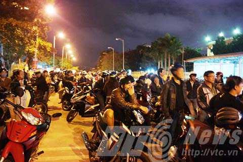 Hàng ngàn người dân vây kín sân bay Đà Nẵng chờ đón ông Nguyễn Bá Thanh