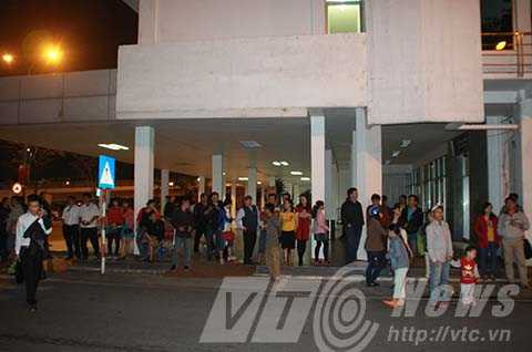 Hàng ngàn người dân vây kín sân bay Đà Nẵng chờ đón ông Nguyễn Bá Thanh
