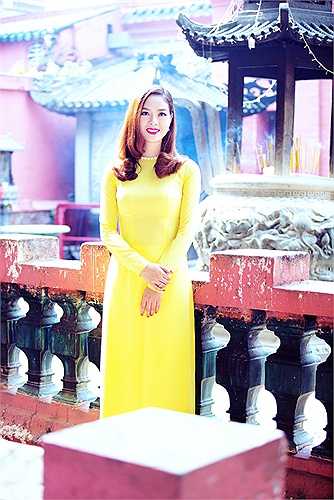 MaiPhương đăng quang ngôi vị Hoa hậu Việt Nam năm 2002. Tiếp đến, cô lọt vào top 20 cuộc thi Hoa hậu thế giới khi chỉ mới bước sang tuổi 18