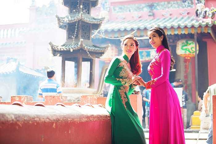 Bộ ảnh được thực hiện với sự hỗ trợ của chuyên gia trang điểm Minh Lộc và Áo dài Minh Châu.