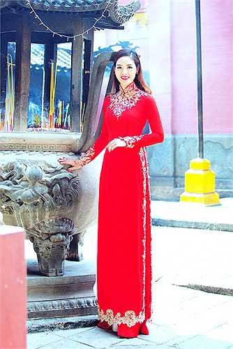 Có lẽ, vì có được sự bình yên trong cuộc sống gia đình nên nhan sắc của Hoa hậu Mai Phương ngày càng trở nên mặn mà, đằm thắm. Hoa hậu Mai Phương cho biết thêm: 'Dù được khán giả, báo chí gọi là Hoa hậu nhưng với gia đình, tôi cũng giống như bao người phụ nữ bình thường khác. Ngay cả ông xã cũng không bao giờ coi tôi là Hoa hậu. Bố mẹ, bạn bè xung quanh, hiếm người nhắc đến cụm từ ấy. Tôi thấy mình không có gì khác biệt mọi người'.