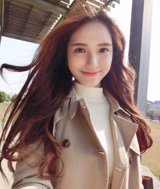 Hoa khôi lai xinh xắn đốn tim dân mạng