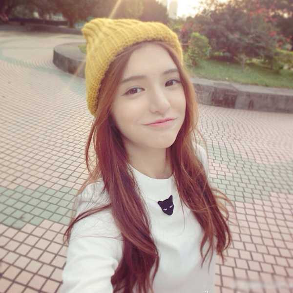 Hoa khôi lai xinh xắn đốn tim dân mạng