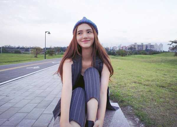 Hoa khôi lai xinh xắn đốn tim dân mạng