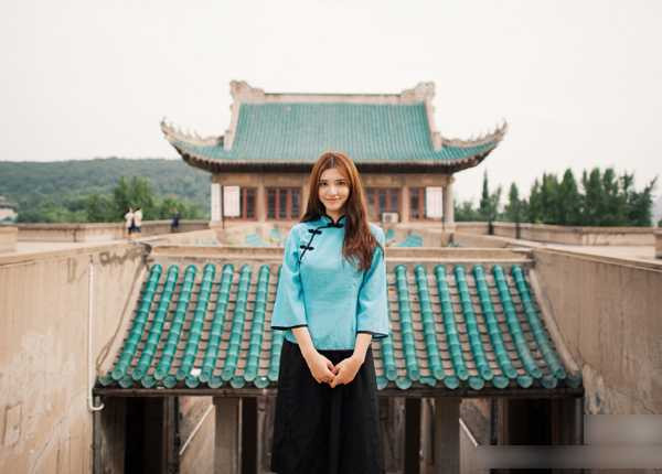 Hoa khôi lai xinh xắn đốn tim dân mạng