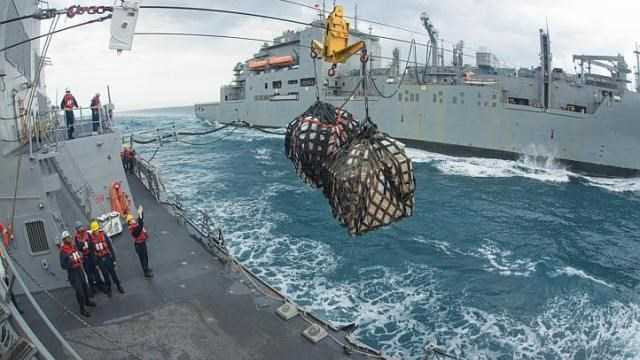 Trục vớt mảnh vỡ từ biển Java