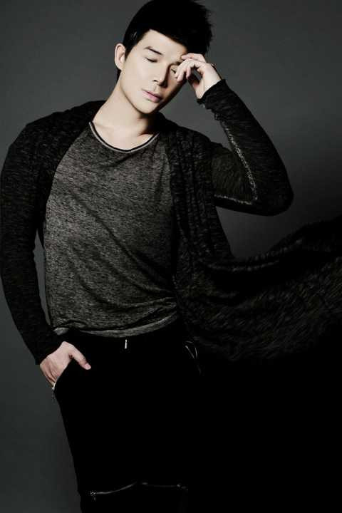 Được biết, trong chương trình nam ca sĩ điển trai sẽ thể hiện ca khúc quốc tế kinh điển “La vie en rose” bằng tiếng Pháp và cả tiếng Việt do chính anh viết lời.