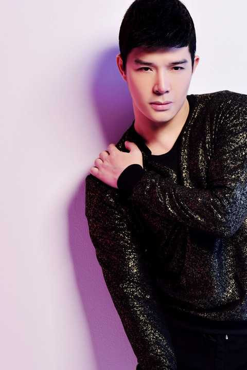 , nam ca sĩ chia sẻ: “Tôi nghĩ mình không đủ khả năng, sự kiên nhẫn lẫn đam mê để trở thành một MC chuyên nghiệp. Tuy nhiên Thay lời muốn nói là một chương trình gắn bó với tôi từ khi tôi trở về Việt Nam lập nghiệp, chị Quỳnh Hương cũng là một người chị thân thiết mà tôi luôn trân trọng và yêu mến, vì vậy, tuy có chút áp lực nhưng tôi vẫn rất hào hứng tham gia với cả 2 vai trò dẫn chuyện lẫn ca sĩ biểu diễn trong chương trình lần này”.