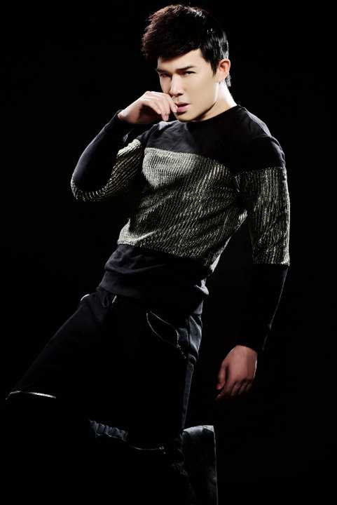 Cùng khám phá những hình ảnh mới nhất của “Ông hoàng Opera” với phong cách trẻ trung, hiện đại nhưng rất ấn tượng và cuốn hút qua ống kính nhiếp ảnh gia Phạm Hoài Nam.