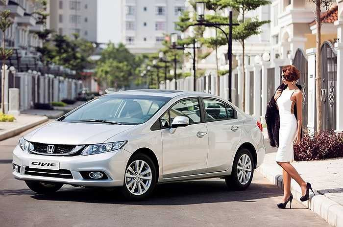 Lưới tản nhiệt phía trước xe được thiết kế mới hoàn toàn, từ kiểu 3 nan sang dạng tổ ong sơn đen được điểm xuyết bằng thanh crôm. 