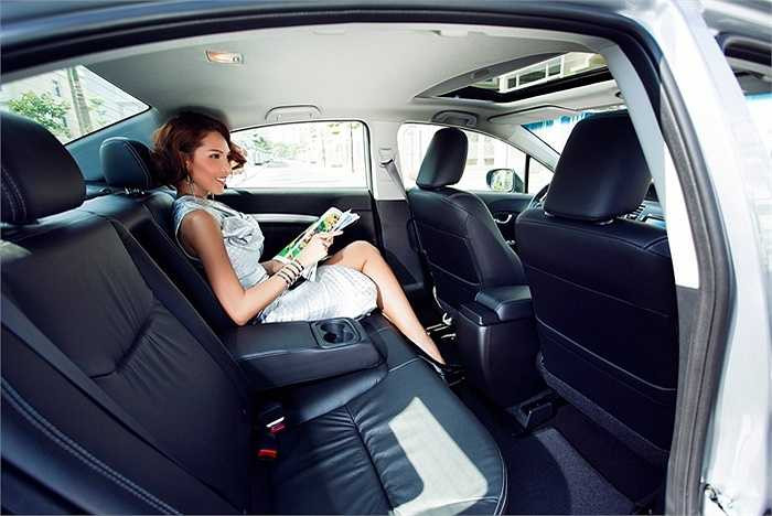 Dàn âm thanh 6 loa cùng màn hình và đầu đọc đĩa DVD chất lượng cao giúp hiển thị hình ảnh và video thực sự sắc nét. Chế độ thoại rảnh tay (HFT) cũng được tích hợp thêm trên vô lăng.