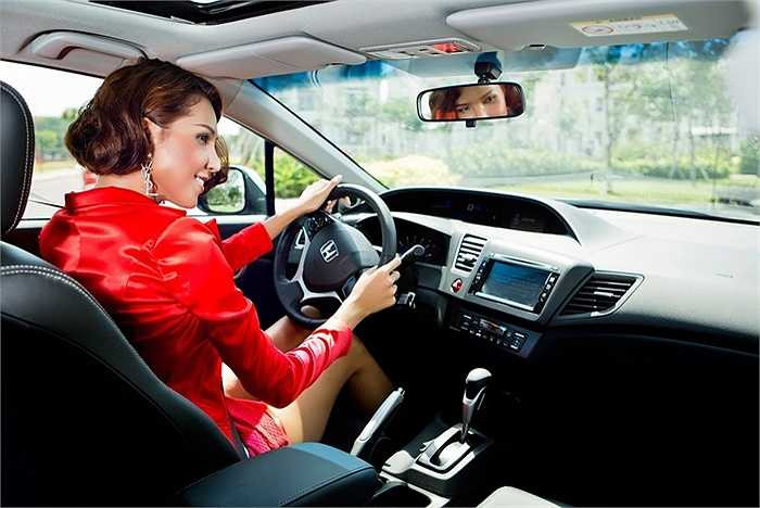 Không gian buồng lái của Civic thế hệ 9 khác biệt với cách tiếp cận 'giao diện thông minh', dễ dàng tương tác mà không làm phân tán sự tập trung của người lái. 