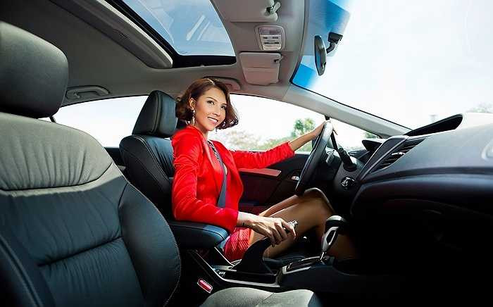 Civic mới có giá bán lẻ đề xuất là 780 triệu đồng (bản 1.8 AT) và 869 triệu đồng (bản 2.0 AT) cùng 4 màu tùy chọn gồm: Đen ánh, Titan, Ghi bạc và Trắng ngà.