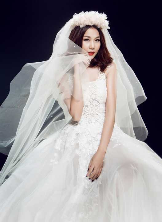Trong những hình ảnh mới trong trang phục áo cưới, Thanh Hằng khiến người khác mê đắm bởi vẻ đẹp của mình. 