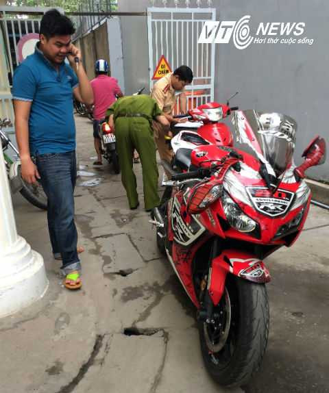 Anh Võ Văn Đăng (áo xanh) và chiếc mô tô liên quan đến vụ TNGT đang phục dựng đo đạc tại Đội CSGT Q.6