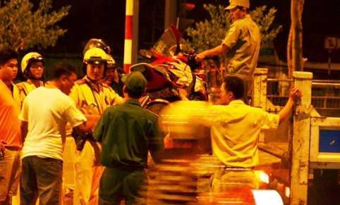  Sợ xe bị trầy xước, nam thanh niên (áo trắng) yêu cầu tự chạy xe về đội CSGT, không đồng ý đưa xe lên ô tô chuyên dụng