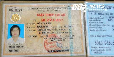 Giấy phép lái xe và giấy đăng ký mô tô do anh Võ Văn Đăng đứng tên chính chủ. Ảnh: Phan Cường