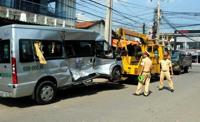 Xe bồn đâm xe ô tô 16 chỗ, nhiều người nhập viện