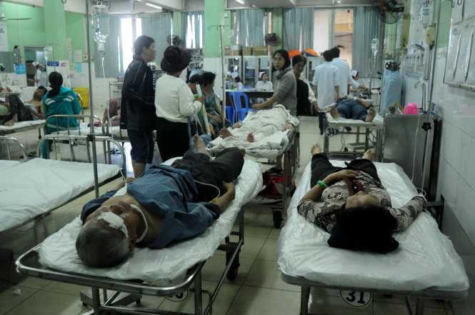 Xe bồn đâm xe ô tô 16 chỗ, nhiều người nhập viện