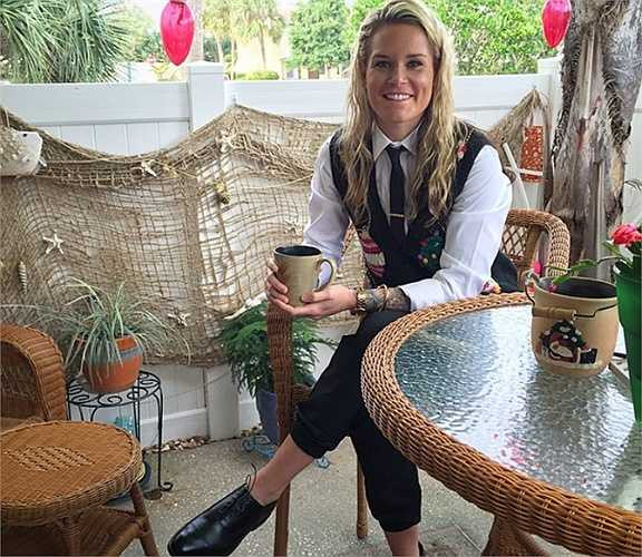 Ashlyn Harris - 47.000 người theo dõi: Ashlyn Harris hiện là cầu thủ bóng đá chuyên nghiệp tại đội tuyển quốc gia Mỹ và câu lạc bộ NWSL. Bên cạnh đó, cô cũng được biết đến nhờ gu ăn mặc có phần nam tính, mạnh mẽ.