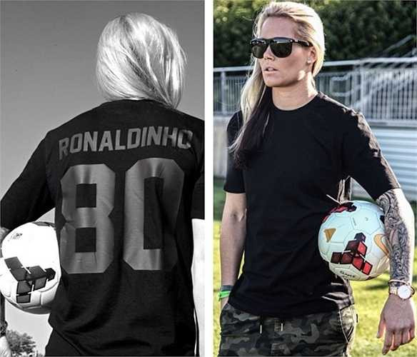 Dù để tóc dài song Ashlyn vẫn khiến mọi người choáng ngợp với vẻ ngoài đầy cuốn hút, phong cách lịch lãm của mình. Nữ thủ môn luôn xuất hiện trong các bộ trang phục dành cho nam.