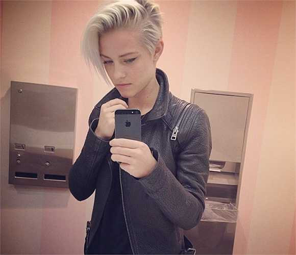 Brittenelle Fredericks - 30.000 người theo dõi: Luôn xuất hiện với vẻ ngoài bảnh bao, sành điệu, do đó Brittenelle Fredericks giờ có khá nhiều fan hâm mộ trên mạng. Brittenelle cho biết, cô chỉ ưa chuộng mặc những bộ trang phục một màu (nhất là màu đen) nhưng phải phối hợp tốt để trông vẫn cuốn hút.