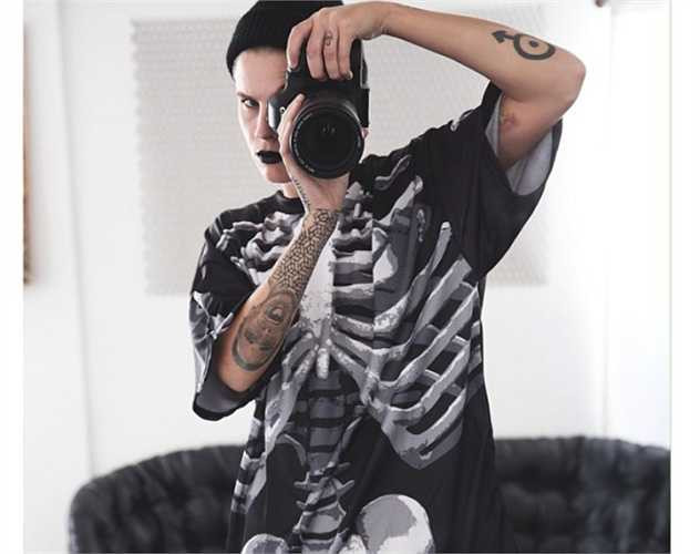 Chelsea Watcher - 16.000 người theo dõi: Mặc dù là nhiếp ảnh gia song Chelsea Watcher lại được nhiều người biết đến hơn nhờ gu ăn mặc cực chất của mình. Cô luôn có cách phối đồ thoải mái, nhưng vẫn rất cuốn hút, bắt mắt.