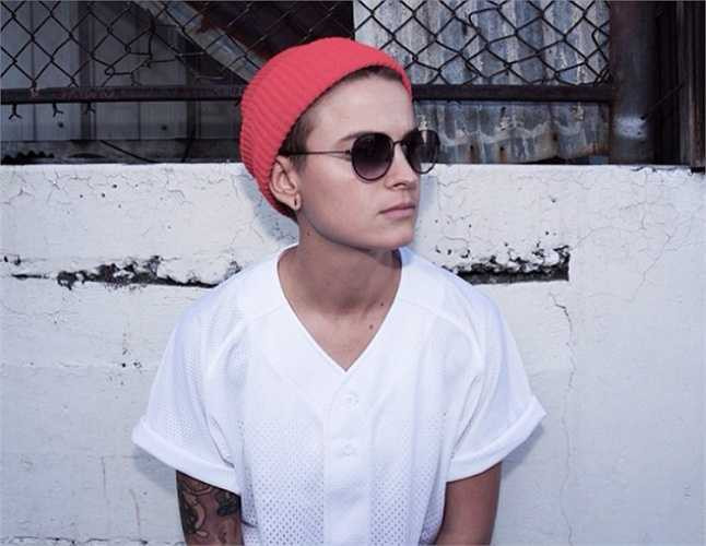 Chelsea thường xuất hiện với vẻ ngoài cá tính, lạnh lùng cùng nhiều hình xăm nổi bật. Nếu không tiết lộ, thật khó có thể biết cô là con gái.