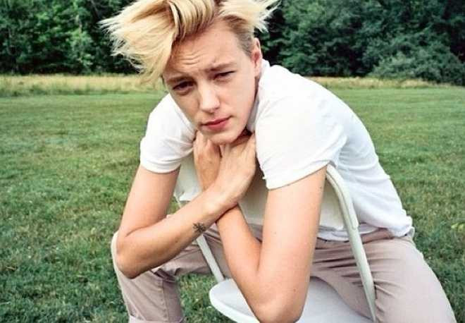 Erika Linder - 60.000 người theo dõi: Có thể nói, Erika Linder là một trong những người mẫu lưỡng tính nổi tiếng nhất hiện nay. Erika mang vẻ đẹp của cả hai phái. Đặc biệt, cô từng khiến nhiều người bất ngờ khi trông thấy các bức hình có gương mặt thanh tú, hút hồn và đầy nam tính của mình.