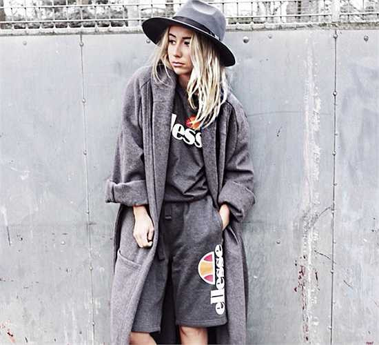 Emily Cocklin - 47.000 người theo dõi: Emily Cockin nổi tiếng như một blogger thời trang có phong cách ăn mặc hợp thời, phá cách nhưng cũng rất bắt mắt. Emliy là chủ của một trang web mang tên mình, chuyên cập nhật xu hướng mới nhất và cũng kinh doanh thời trang khá đông khách.