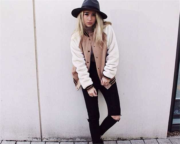 Không giống những người khác theo đuổi phong cách tomboy thường cắt tóc ngắn, cô gái 19 tuổi này vẫn giữ mái tóc dài, song vẫn toát lên sự sành điệu, có đôi phần mạnh mẽ. Không ít chuyên gia cho rằng, Emily là người có khiếu phối đồ từ lúc mới sinh ra. Với tài năng của mình, cô sẽ còn phát triển hơn nữa sự nghiệp trong ngành công nghiệp thời trang này.