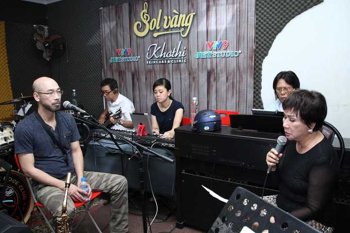 Sol Vàng chào năm mới 2015 với nhân vật chính là nhạc sỹTrịnh Nam Sơn với chủ đề Quên đi tình yêu cũ sẽ với các khách mời: Lệ Thu, Phạm Phương và ca sĩ hải ngoại Thuỷ Tiên. Không chỉ có vẻ ngoài lãng tử, ngay khi vừa cất lên giọng hát, Trịnh Nam Sơn đã chinh phục trái tim người nghe bởi chất giọng không lẫn với bất kỳ ai.