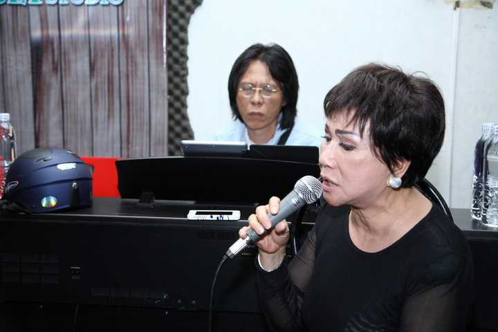 Danh ca Lệ Thu – nữ ca sỹ đã từng có một live concert Sol vàng cực kỳ thành công hồi tháng 7 cũng sẽ trở lại với chương trình với ca khúc Dĩ vãng song ca cùng Trịnh Nam Sơn.