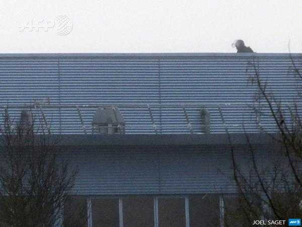 Cảnh sát Pháp bao vây nghi phạm xả súng ở Paris