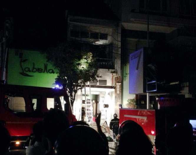 Cứu cụ già 80 tuổi trong căn nhà cháy dữ dội