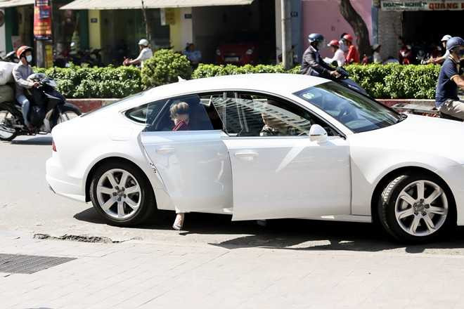 Hồ Ngọc Hà có buổi giao lưu trực tuyến với độc giả của một trang báo điện tử. Người đẹp đến tòa soạn báo trên chiếc xe Audi A7 sành điệu.