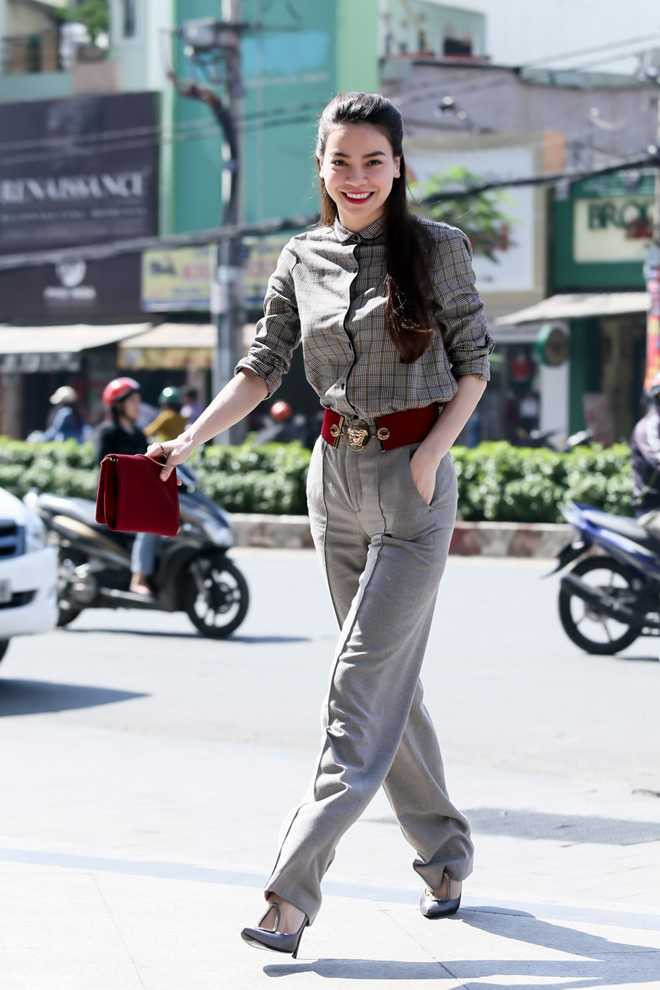 Mỹ nhân 8X tiếp tục chinh phục khán giả bằng gu thời trang đẳng cấp. Sự kết hợp hài hòa giữa trang phục và phụ kiện của Hà Hồ khiến khán giả thích thú.