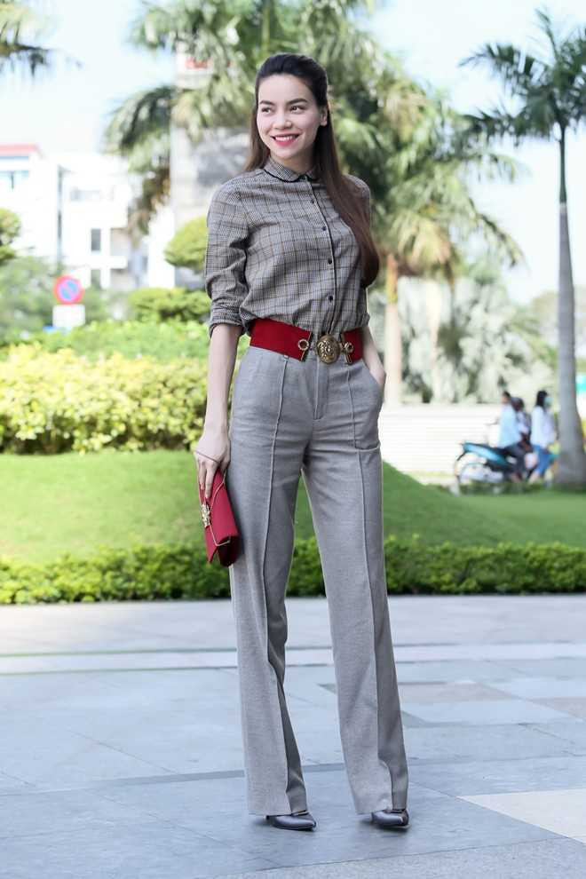 Sự lựa chọn của cô luôn mang tới vẻ tinh tế, sang trọng nhưng không kém phần thu hút và ấn tượng. Thời gian vừa qua, Hà Hồ cũng ghi điểm với người hâm mộ khi là người cầm cân nảy mực đầy công tâm cho cuộc thi Fashionista Vietnam.