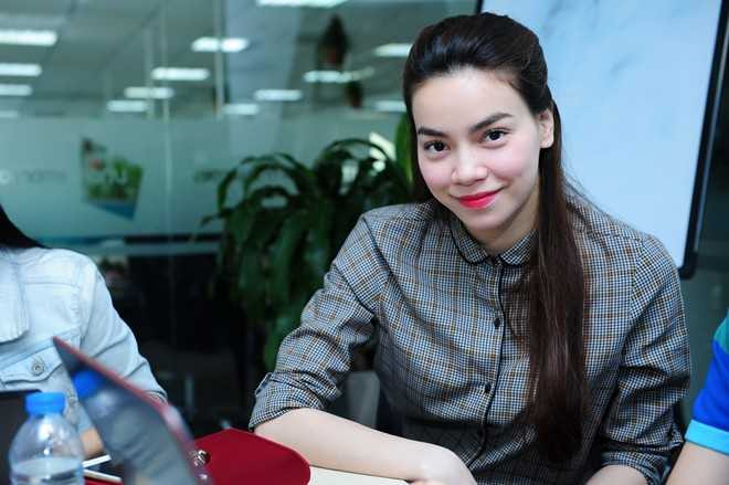 Trong buổi giao lưu, Hà Hồ cũng thẳng thắn chia sẻ về chuyện tình cảm và nghi án đổ vỡ với thiếu gia Cường Đô la. Giọng ca Thức tỉnh chia sẻ, chuyện tình của cô và "một nửa" là độc và lạ. Nếu cô có ly hôn Cường thì cũng không phải vì hết tiền bởi cô "không thừa cũng chẳng thiếu".