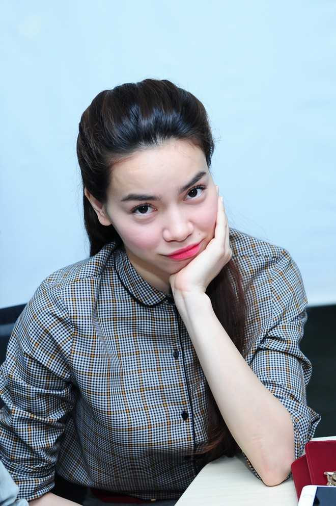 Tâm sự về con trai Subeo, Hà Hồ bảo, đó là người "đàn ông" cô yêu điên dại, bất chấp và dành tất cả những gì tốt đẹp nhất. Những lúc mệt mỏi, áp lực, đó là người duy nhất cô muốn nằm cạnh để khóc, cười và trò chuyện. Tuy nhiên, Hà Hồ tâm niệm, chưa chắc dành quá nhiều thời gian cho con là tốt. Vì cậu bé cần được tự lập và cô cũng cần cảm nhận mình đang tồn tại trong cuộc sống này bằng công việc. "Gái một con" sẽ cố gắng dùng cái đầu của mình để sắp xếp mọi chuyện hợp lý nhất.