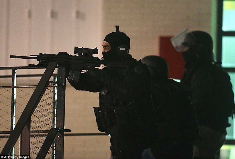 Cảnh sát vũ trang Pháp gấp rút tìm kiềm những nghi phạm xả súng ngày 7/1
