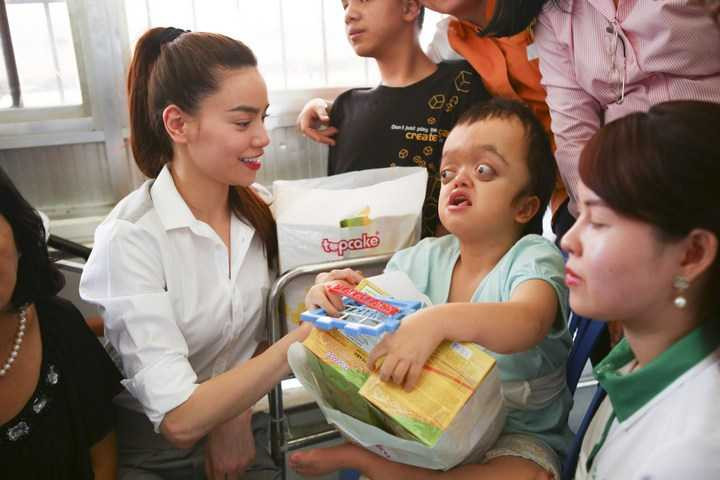 Hồ Ngọc Hà cũng như các anh chị em nghệ sỹ trong chương trình đã có nhiều giây phút chia sẻ thật sự xúc động với các em nhỏ bị nhiễm chất độc da cam nơi đây. Thăm các em, các nghệ sỹ lặng người trước ánh mắt quá ngây thơ và trong sáng của các em.