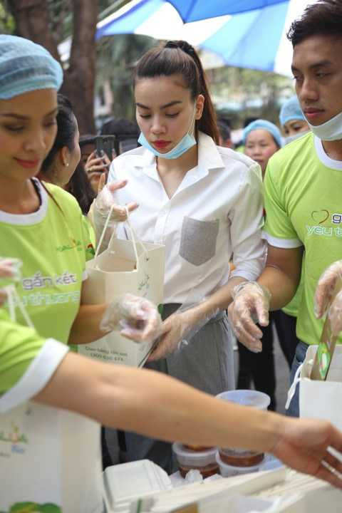 Vì vậy, chương trình Gắn kết yêu thương đầu năm mới có sự tham gia của Hồ Ngọc Hà cùng với những việc làm mà chị dành cho các em nhỏ bị nhiễm chất độc màu da cam.