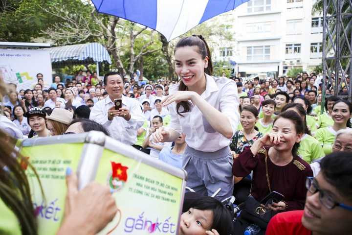 Từng nghệ sỹ vào bếp để chuẩn bị từng suất ăn ngon, hợp vệ sinh và đảm bảo chất dinh dưỡng. Cùng với những món quà là giây phút trò chuyện, hát hò, làm ra nhiều tiết mục văn nghệ cho các em cũng như các bệnh nhân cùng vui.