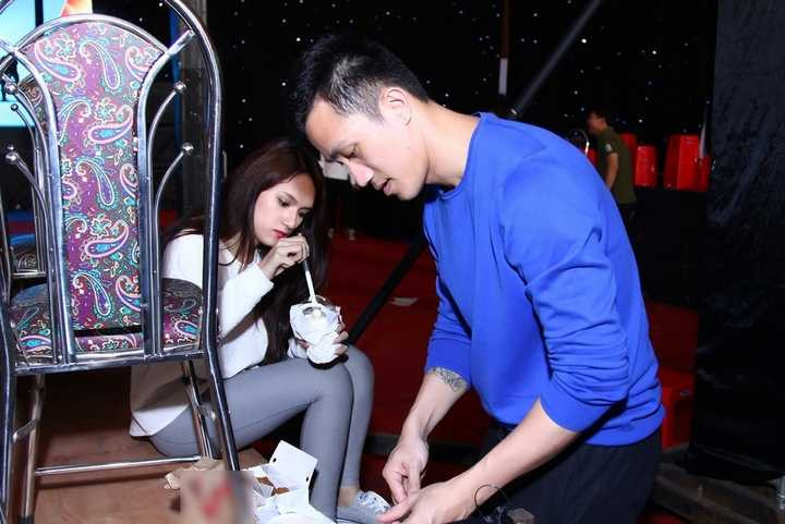 Không chỉ vậy, cô cũng cho biết bản thân mình nỗ lực tham gia hơn là nhờ có Criss. Tuy chỉ ở Việt Nam trong 6 tháng nhưng Criss luôn dành hết thời gian để bên cạnh bạn gái của mình. 