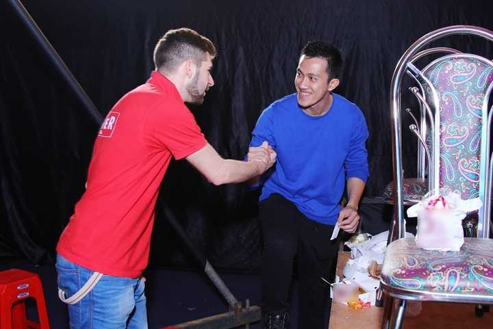 Trước tình cảm này của Criss, Hương Giang idol đã vô cùng xúc động và lấy đó làm động lực để quyết tâm hơn trong cuộc thi.