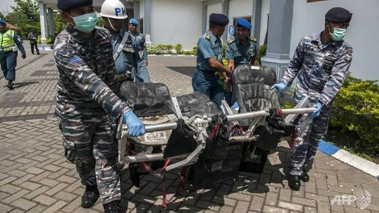 Nhân viên tìm kiếm máy bay QZ8501